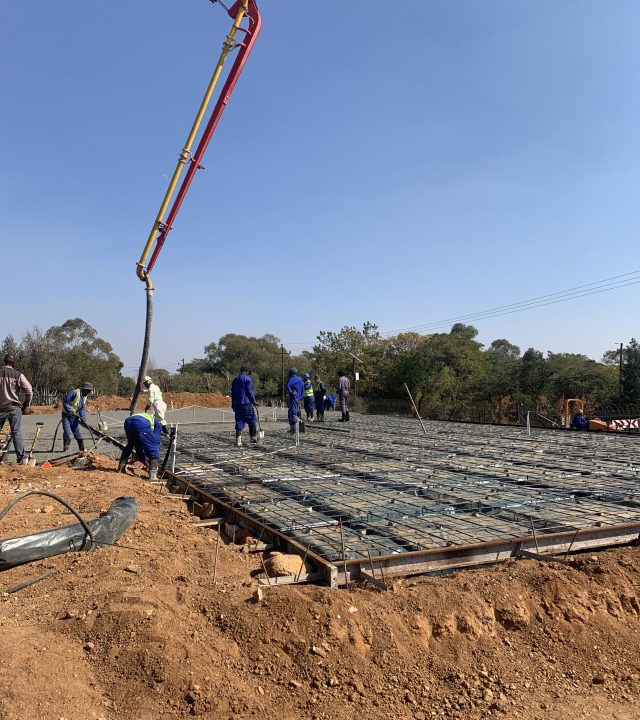 Building structure with cranes